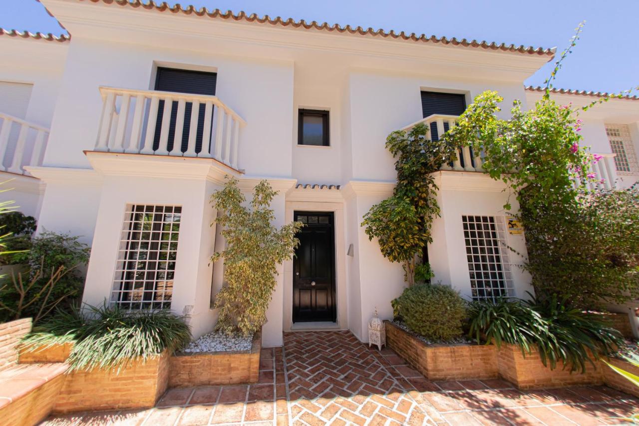 Charming Townhouse/5bedrs/front Beach/private Pool Semesterbostad Marbella