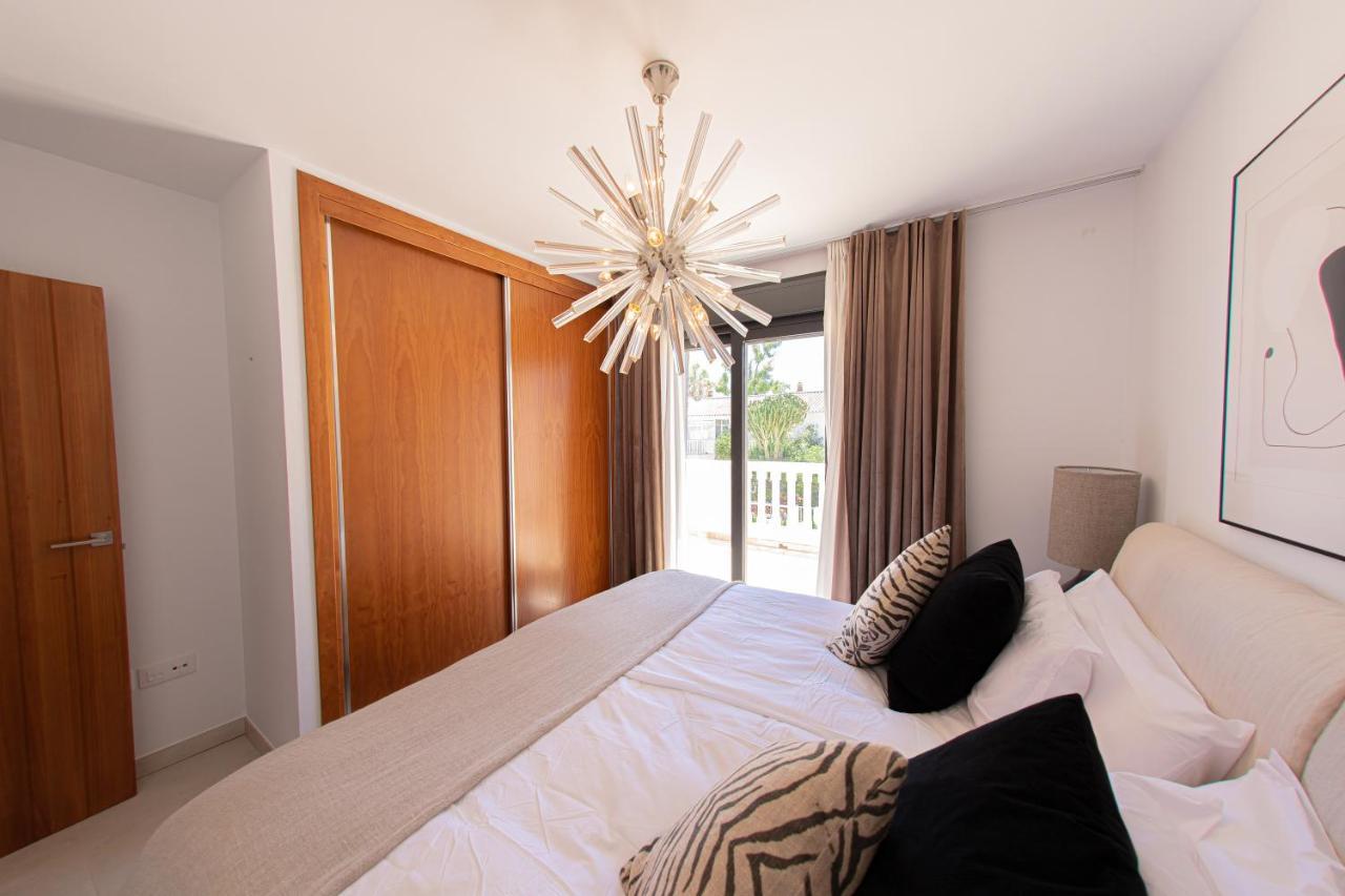 Semesterbostad Charming Townhouse/5bedrs/front Beach/private Pool